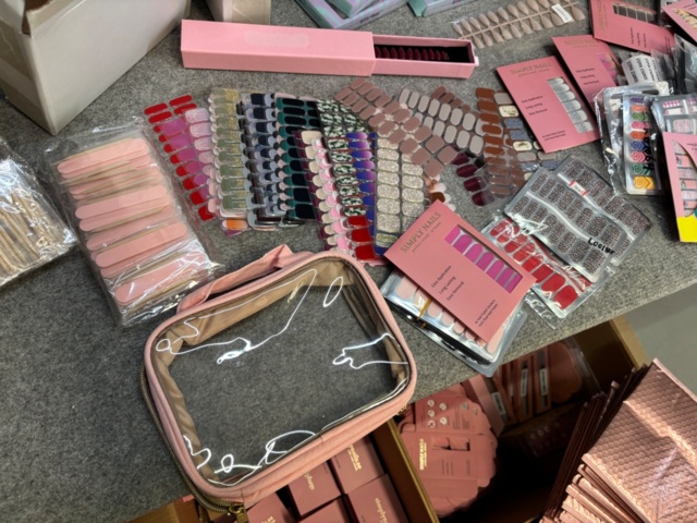 1438026-11 Parti med diverse nagelprodukter och förpackningsmaterial