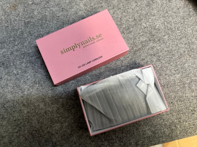 1438026-3 Parti med diverse nagelprodukter och förpackningsmaterial