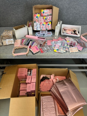 1438026-34 Parti med diverse nagelprodukter och förpackningsmaterial