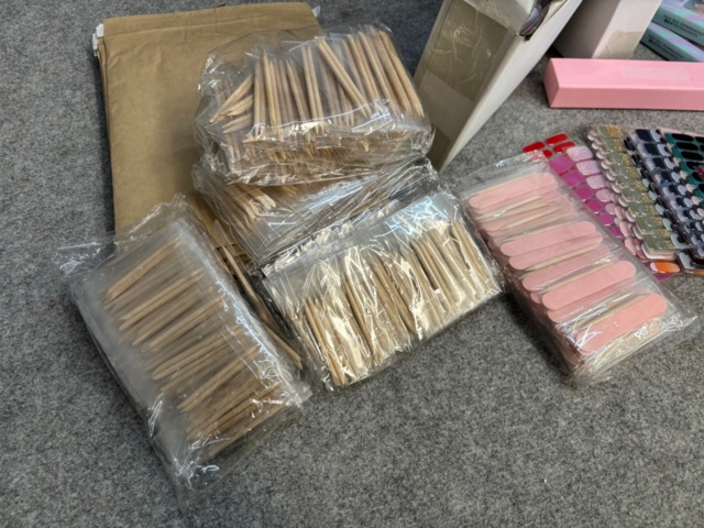 1438026-22 Parti med diverse nagelprodukter och förpackningsmaterial