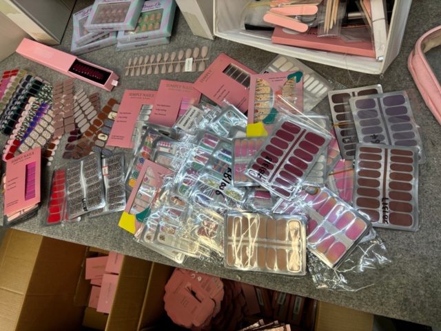 1438026-12 Parti med diverse nagelprodukter och förpackningsmaterial