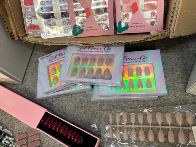 1438026-13 Parti med diverse nagelprodukter och förpackningsmaterial