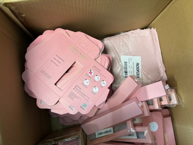 1438026-33 Parti med diverse nagelprodukter och förpackningsmaterial