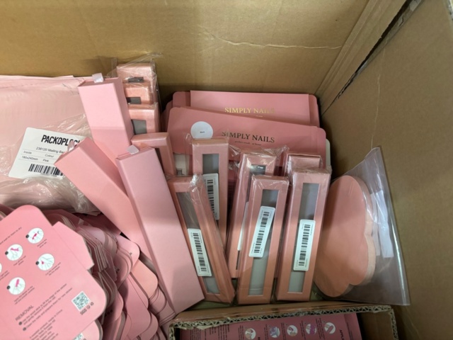 1438026-29 Parti med diverse nagelprodukter och förpackningsmaterial