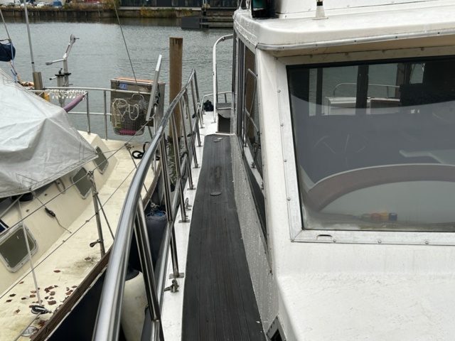 1371112-27 Uniflite/Chris Craft Concertible 42 -1979