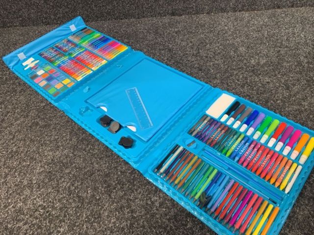 1437554-10 Rubikskuber, målar-kit m.m.