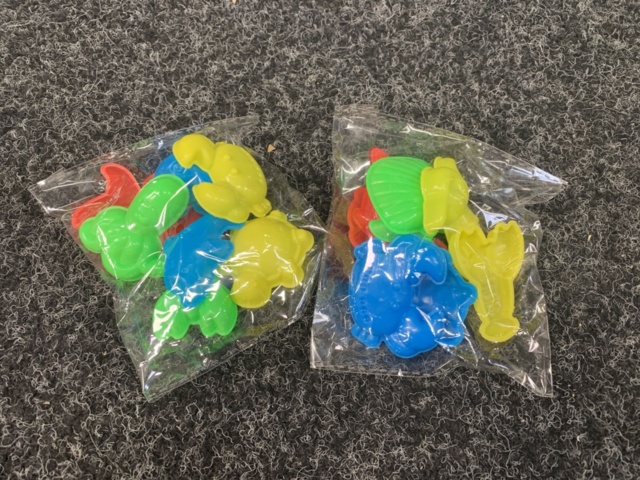 1437598-8 Badleksaker, sandformar m.m.