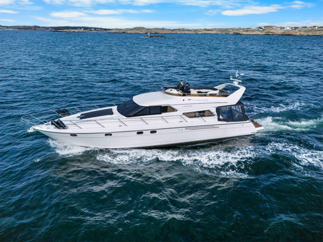 1438545-1 Luxury yacht Princess 60 Fly