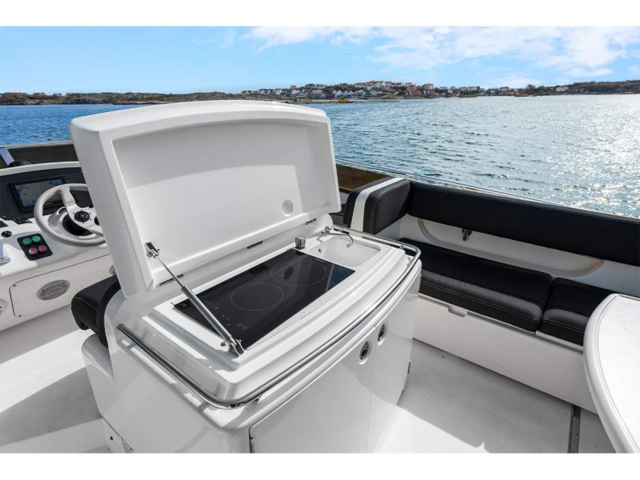 1438545-20 Luxury yacht Princess 60 Fly