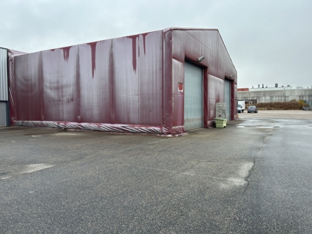 1305233-1 Tälthall om ca: 300m2 monterad mot byggnad – med portar och belysning