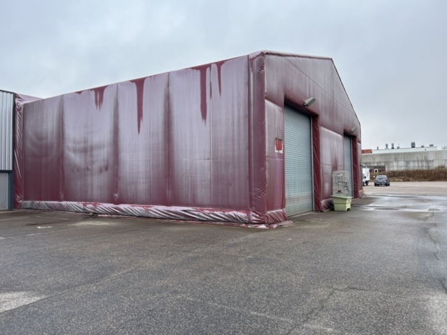 1305233-2 Tälthall om ca: 300m2 monterad mot byggnad – med portar och belysning