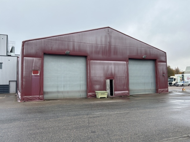 1305233-3 Tälthall om ca: 300m2 monterad mot byggnad – med portar och belysning