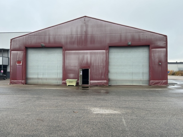 1305233-4 Tälthall om ca: 300m2 monterad mot byggnad – med portar och belysning