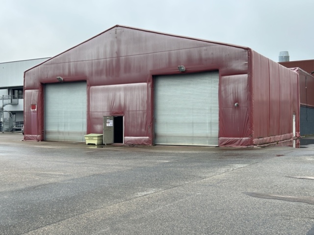 1305233-5 Tälthall om ca: 300m2 monterad mot byggnad – med portar och belysning