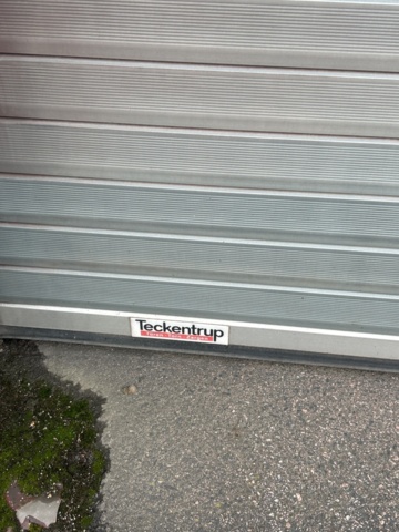 1305233-6 Tälthall om ca: 300m2 monterad mot byggnad – med portar och belysning