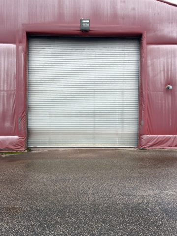 1305233-7 Tälthall om ca: 300m2 monterad mot byggnad – med portar och belysning