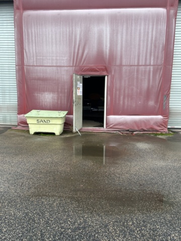 1305233-8 Tälthall om ca: 300m2 monterad mot byggnad – med portar och belysning