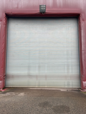 1305233-9 Tälthall om ca: 300m2 monterad mot byggnad – med portar och belysning