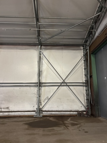 1305233-13 Tälthall om ca: 300m2 monterad mot byggnad – med portar och belysning