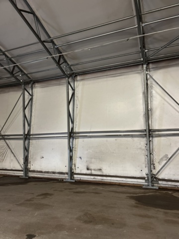 1305233-14 Tälthall om ca: 300m2 monterad mot byggnad – med portar och belysning