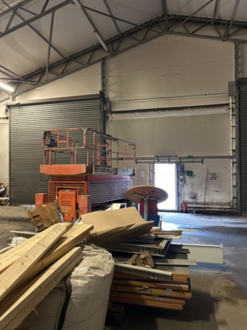 1305233-17 Tälthall om ca: 300m2 monterad mot byggnad – med portar och belysning