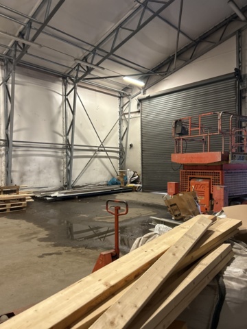 1305233-18 Tälthall om ca: 300m2 monterad mot byggnad – med portar och belysning