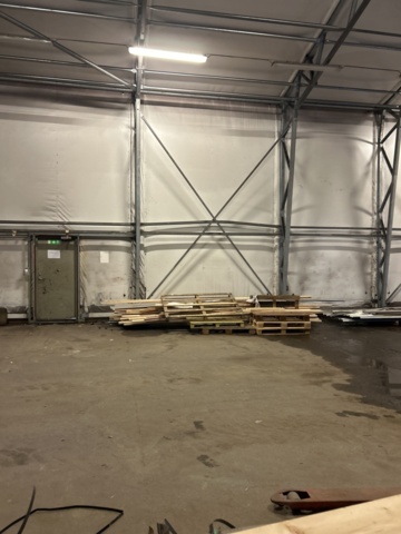 1305233-19 Tälthall om ca: 300m2 monterad mot byggnad – med portar och belysning