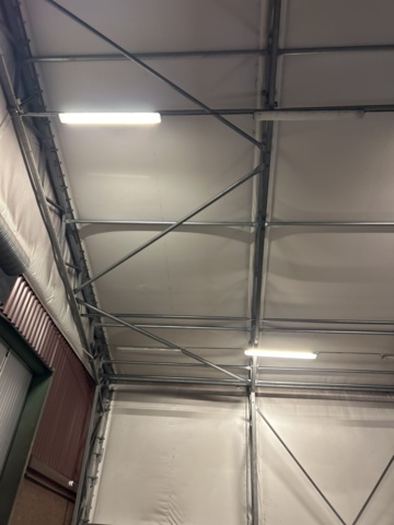 1305233-20 Tälthall om ca: 300m2 monterad mot byggnad – med portar och belysning