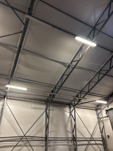 1305233-21 Tälthall om ca: 300m2 monterad mot byggnad – med portar och belysning