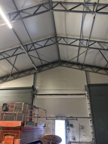 1305233-22 Tälthall om ca: 300m2 monterad mot byggnad – med portar och belysning