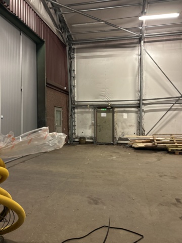 1305233-23 Tälthall om ca: 300m2 monterad mot byggnad – med portar och belysning