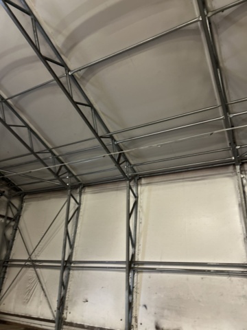 1305233-25 Tälthall om ca: 300m2 monterad mot byggnad – med portar och belysning