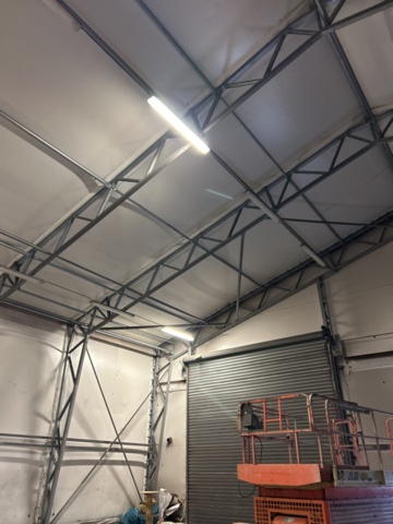 1305233-26 Tälthall om ca: 300m2 monterad mot byggnad – med portar och belysning