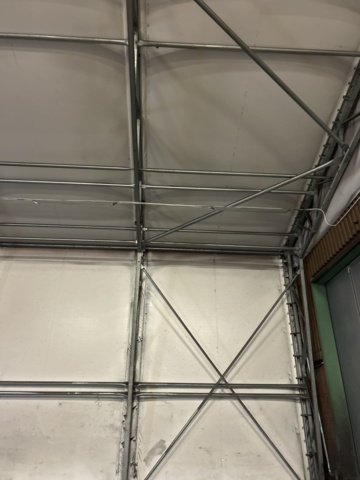 1305233-27 Tälthall om ca: 300m2 monterad mot byggnad – med portar och belysning