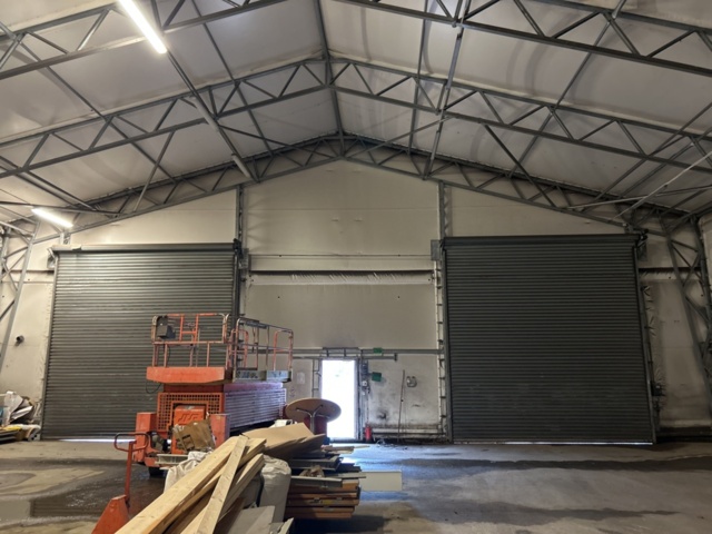 1305233-29 Tälthall om ca: 300m2 monterad mot byggnad – med portar och belysning