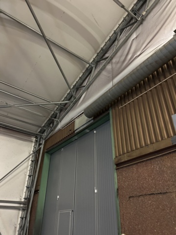 1305233-28 Tälthall om ca: 300m2 monterad mot byggnad – med portar och belysning