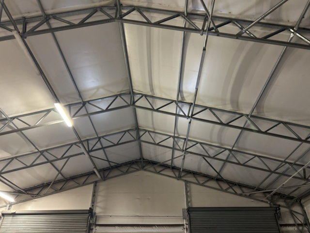 1305233-30 Tälthall om ca: 300m2 monterad mot byggnad – med portar och belysning