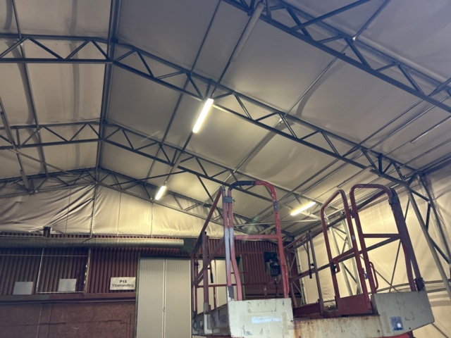 1305233-31 Tälthall om ca: 300m2 monterad mot byggnad – med portar och belysning