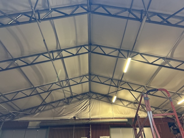 1305233-32 Tälthall om ca: 300m2 monterad mot byggnad – med portar och belysning