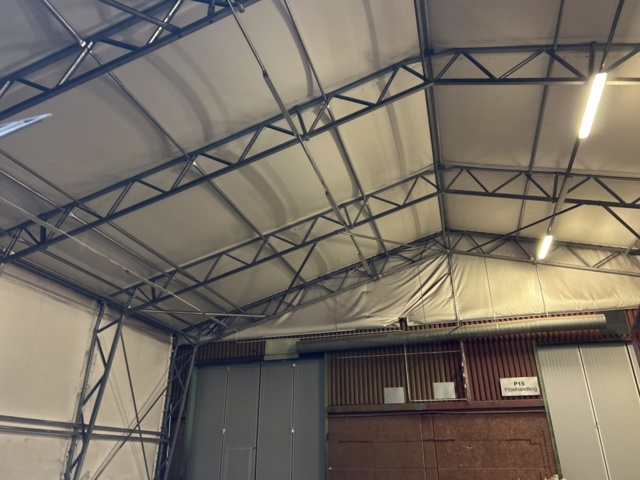 1305233-33 Tälthall om ca: 300m2 monterad mot byggnad – med portar och belysning