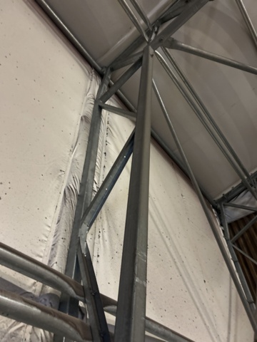 1305233-36 Tälthall om ca: 300m2 monterad mot byggnad – med portar och belysning