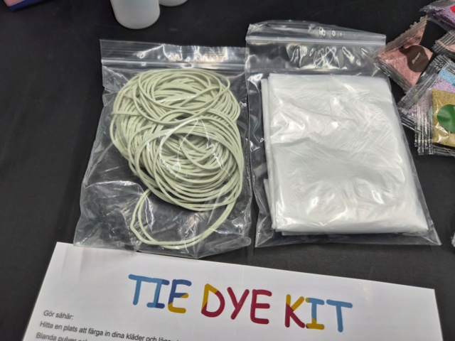 1438672-3 Tie dye-kit, 12 st - skapa egna motiv på kläder