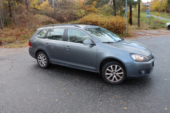 1438714-3 Volkswagen Golf Variant 1.6 MultiFuel 2011