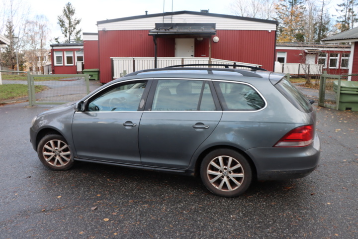 1438714-10 Volkswagen Golf Variant 1.6 MultiFuel 2011