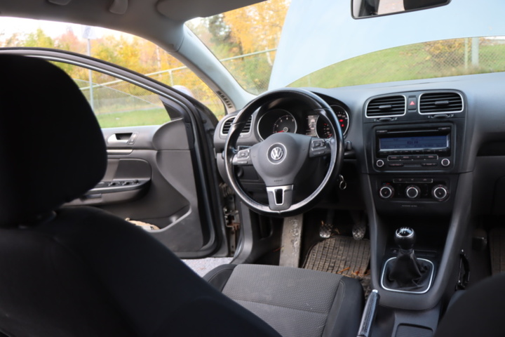 1438714-28 Volkswagen Golf Variant 1.6 MultiFuel 2011