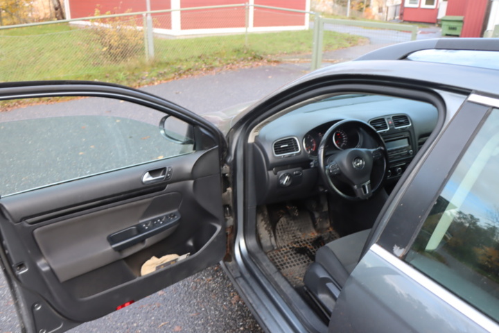 1438714-40 Volkswagen Golf Variant 1.6 MultiFuel 2011