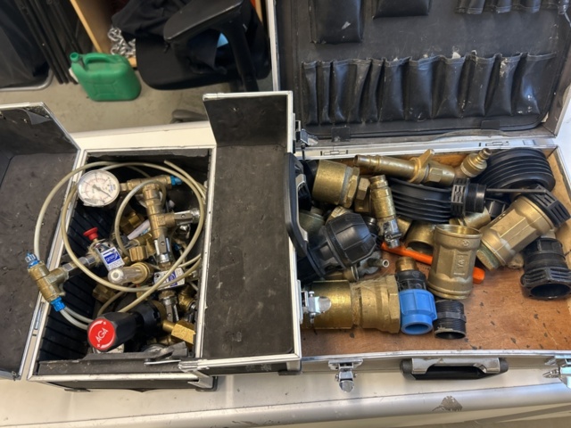 Boxes with various couplings and pipe fittings - PS Auction - We value ...