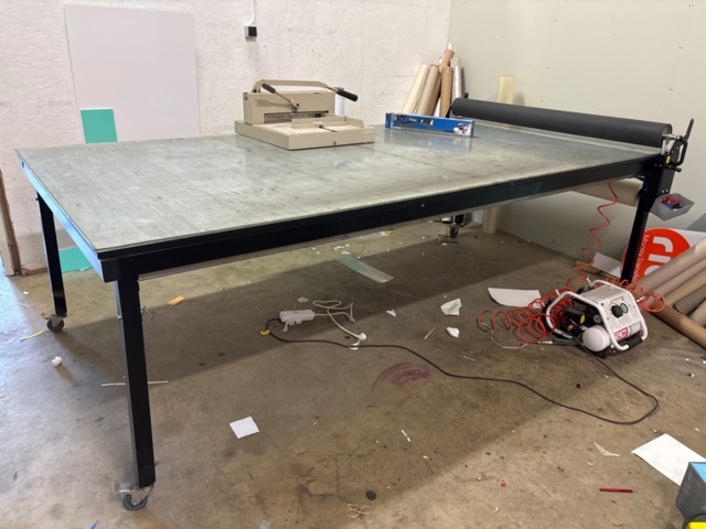 Application table with sign roller, including cutting tool and ...
