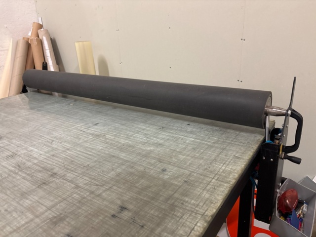 1436168-2 Application table with sign roller, including cutting tool and compressor