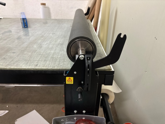 1436168-3 Application table with sign roller, including cutting tool and compressor